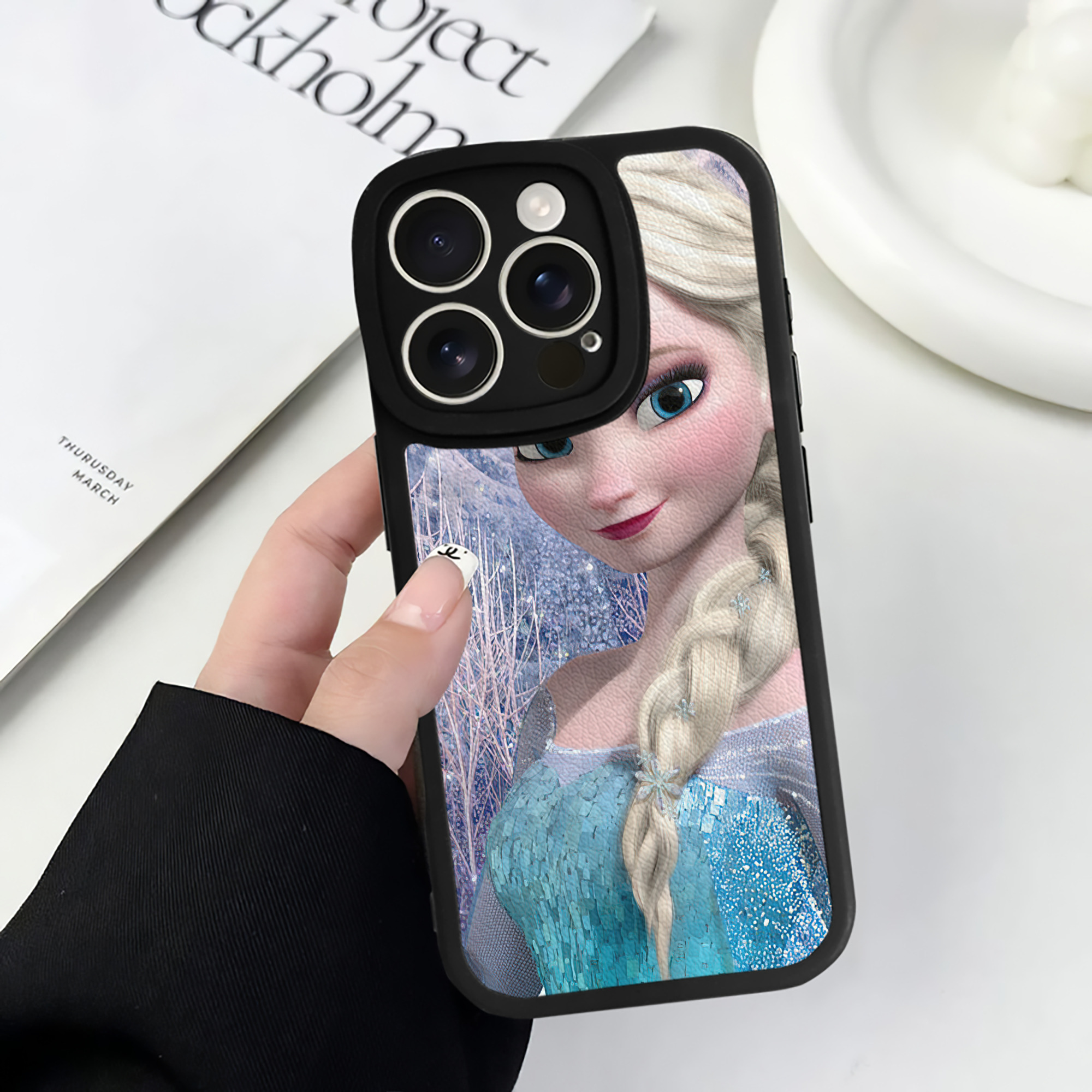 （画像用） アナと雪の女王 アンナ エルサ Frozen Anna Elsa 【iPhone 16シリーズ対応】シリコンスマホケース（レザー調） 材質：シリコン